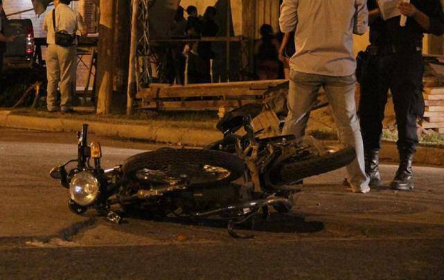 Tres jóvenes sufren graves heridas al chocar frontalmente dos motos