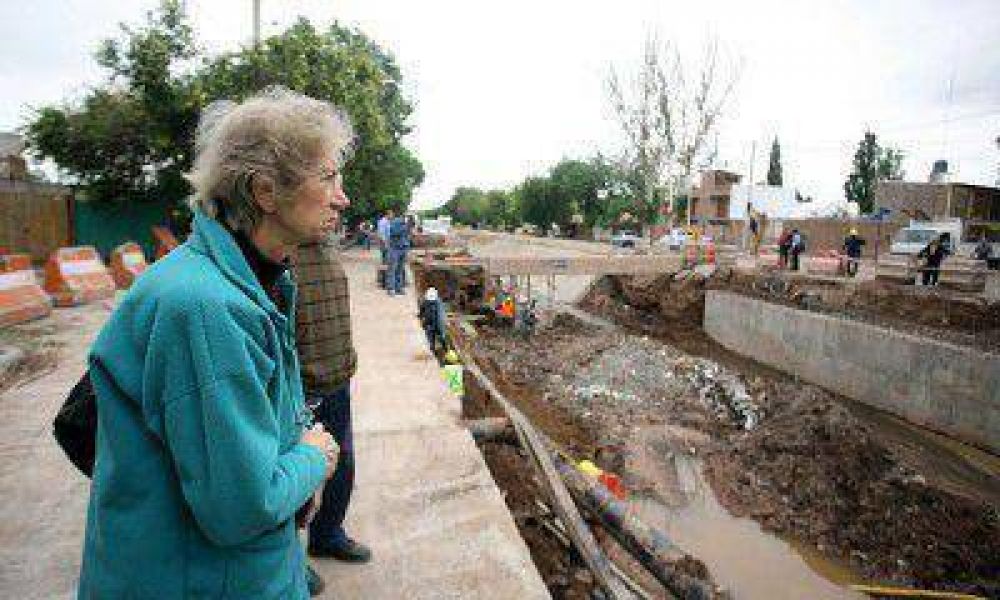 Zanjn de los Ciruelos: falencia estructural y vecinos indignados despus de la tormenta