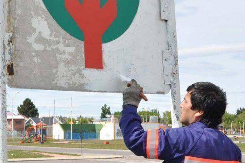 Reacondicionan cartelera de plazas en la costanera