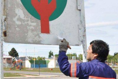 Reacondicionan cartelera de plazas en la costanera