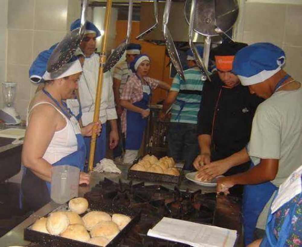 El Gobierno capacita como chef a m�s de 200 j�venes