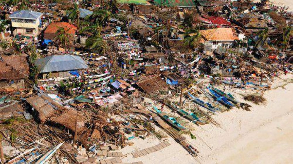 Ascienden a 5.500 los muertos por el paso del devastador tifón Haiyan