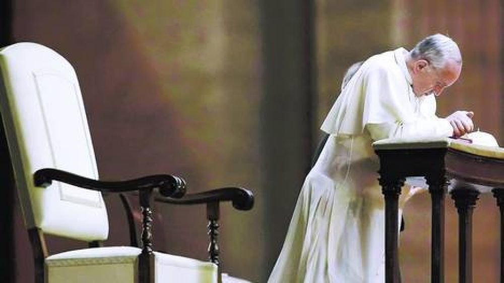 Francisco llama a reformar la Iglesia y fija sus prioridades