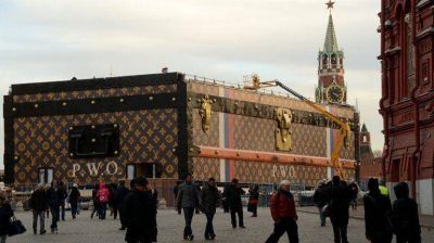 Enorme ba�l de Louis Vuitton en la Plaza Roja enfurece a Mosc�