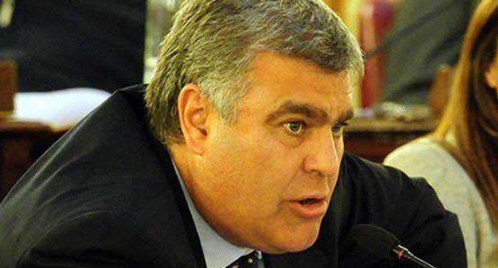 "VOROBIOF NO PUEDE ESTAR NI UN MINUTO M�S AL FRENTE DEL ENTE PORTUARIO"