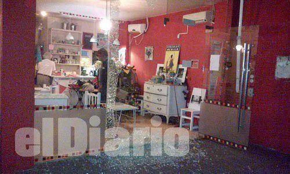 Por segunda vez en 15 d�as, destrozan casa de t� frente al Municipio
