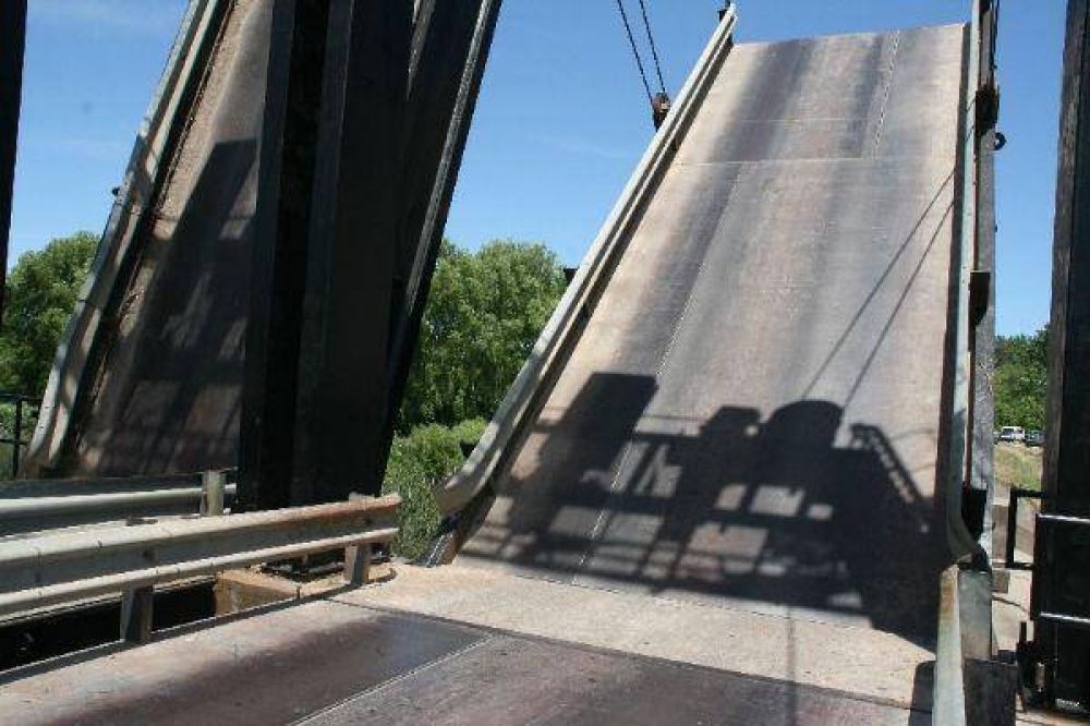 Se reinaugur� puente levadizo