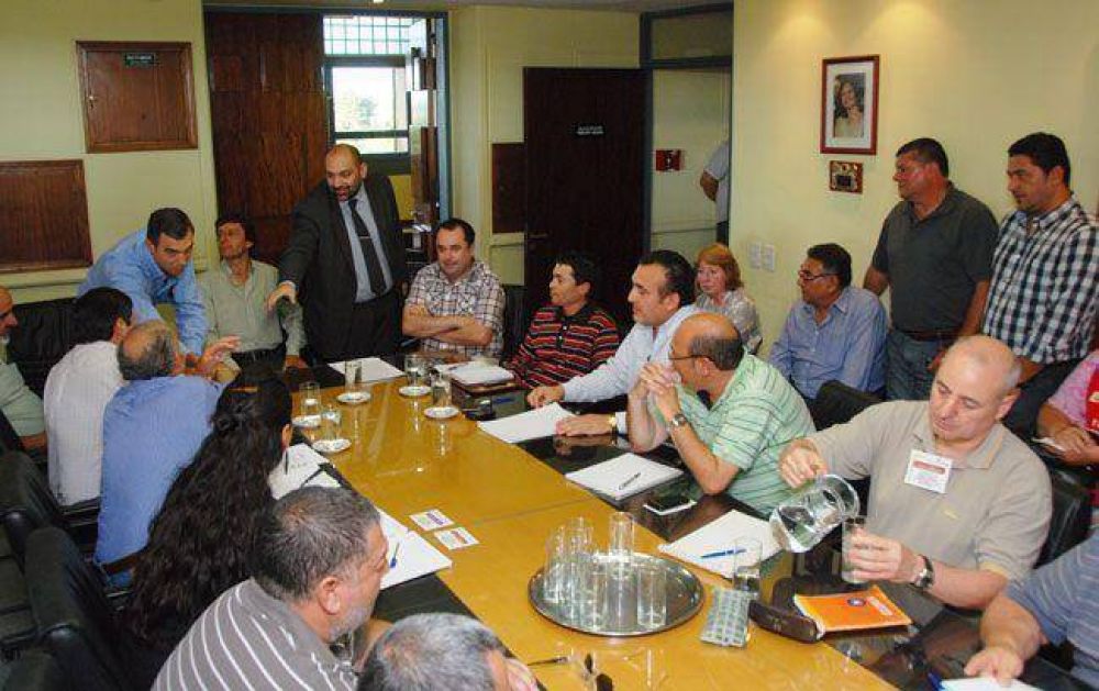 Estatales: el Ejecutivo ofreci� una suma fija de 2.000 pesos y pasaron a un cuarto intermedio