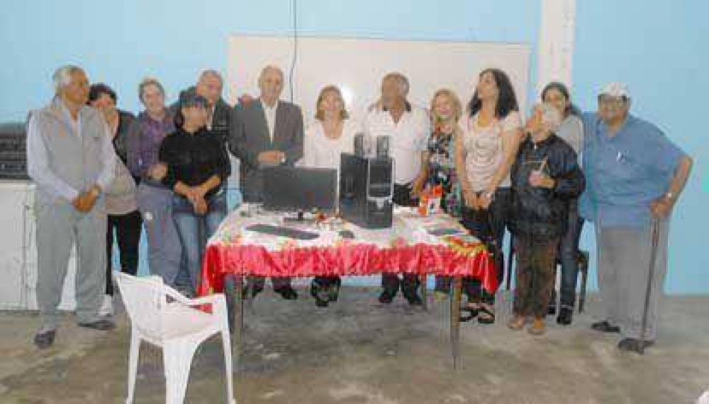 La comisi�n de Asociados del Banco Credicoop don� una computadora