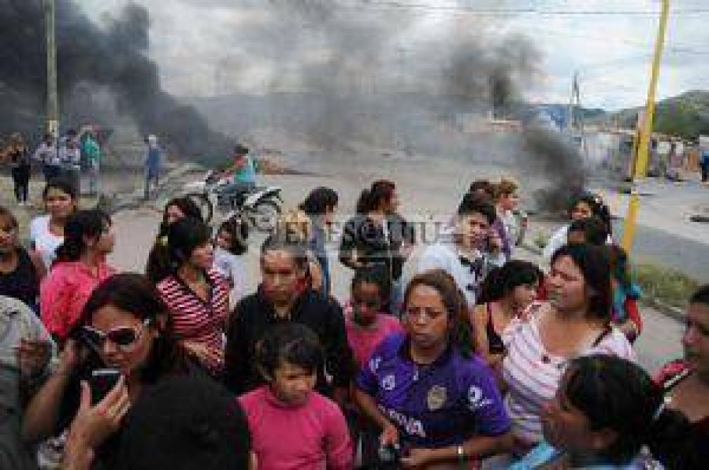 Usurpadores reclaman y resisten al desalojo
