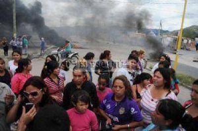 Usurpadores reclaman y resisten al desalojo