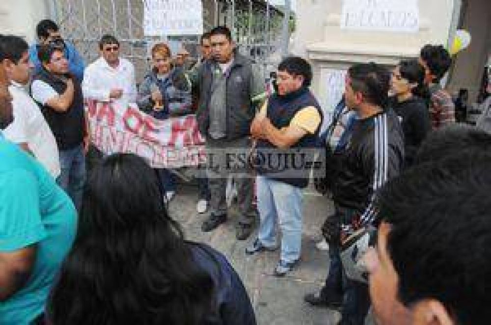 M�sicos se encadenaron frente al palacio municipal