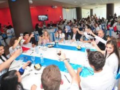 El Gobernador almorz� con m�s de 300 alumnos ganadores de �A Toda Pila�