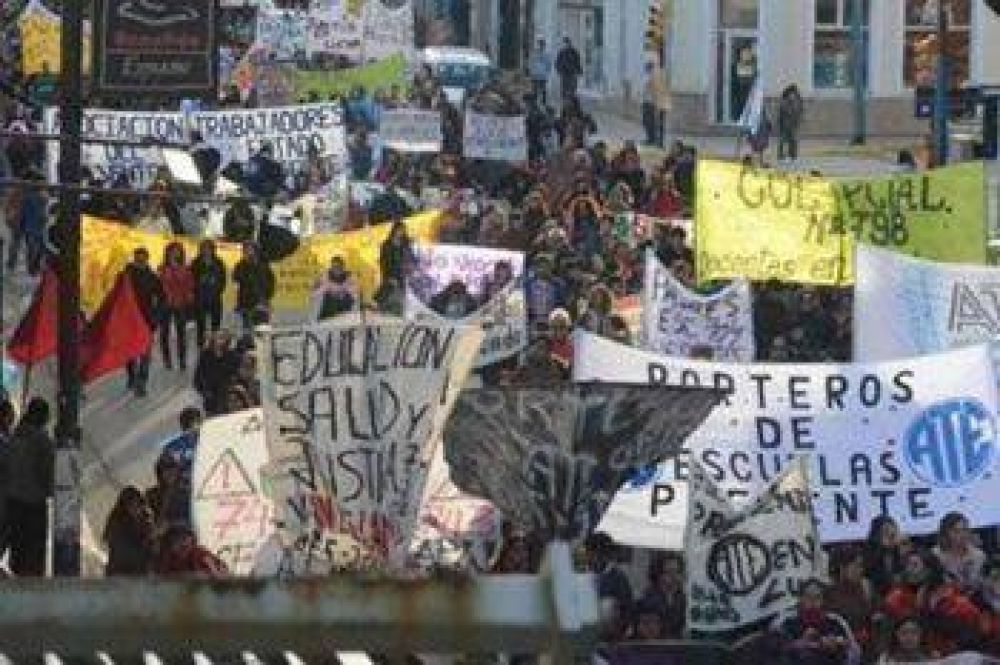 CRIMINALIZACI�N DE LA PROTESTA: EL VIERNES SE MOVILIZAN LOS DOCENTES DE COMODORO A LOS TRIBUNALES FEDERALES