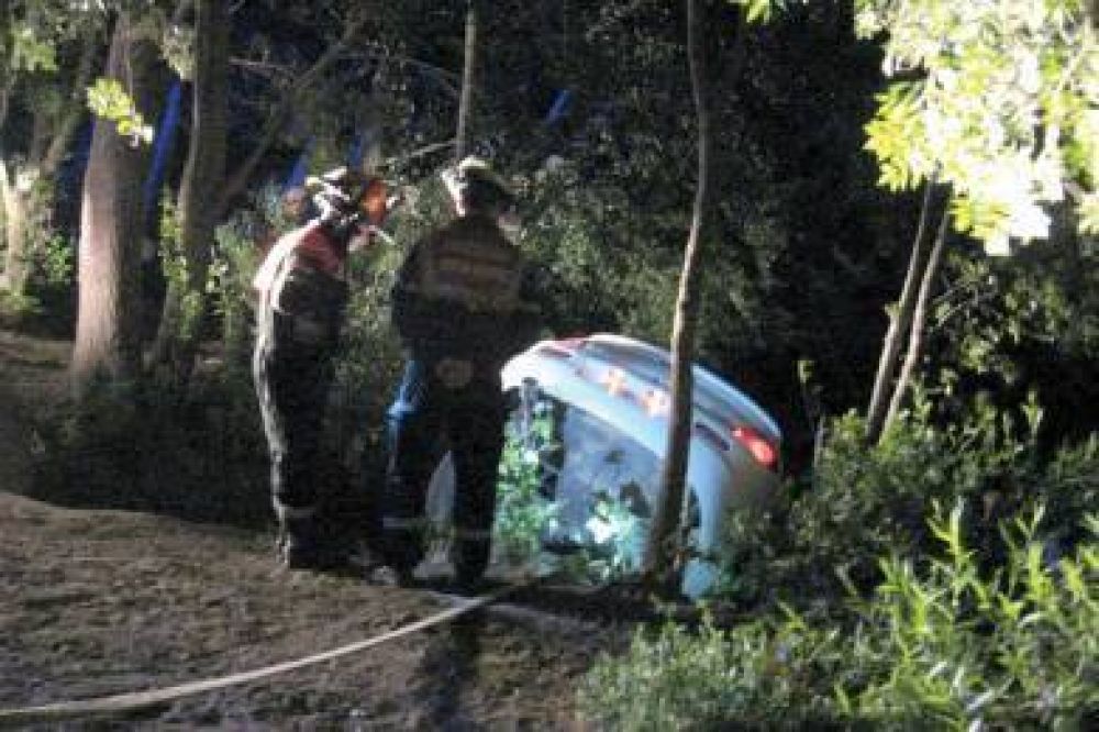 Un coche cay� al r�o con una familia dentro y de milagro no hubo v�ctimas