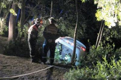 Un coche cay� al r�o con una familia dentro y de milagro no hubo v�ctimas