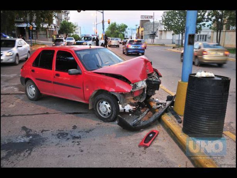 Un conductor choc� una columna de alumbrado de avenida Ram�rez