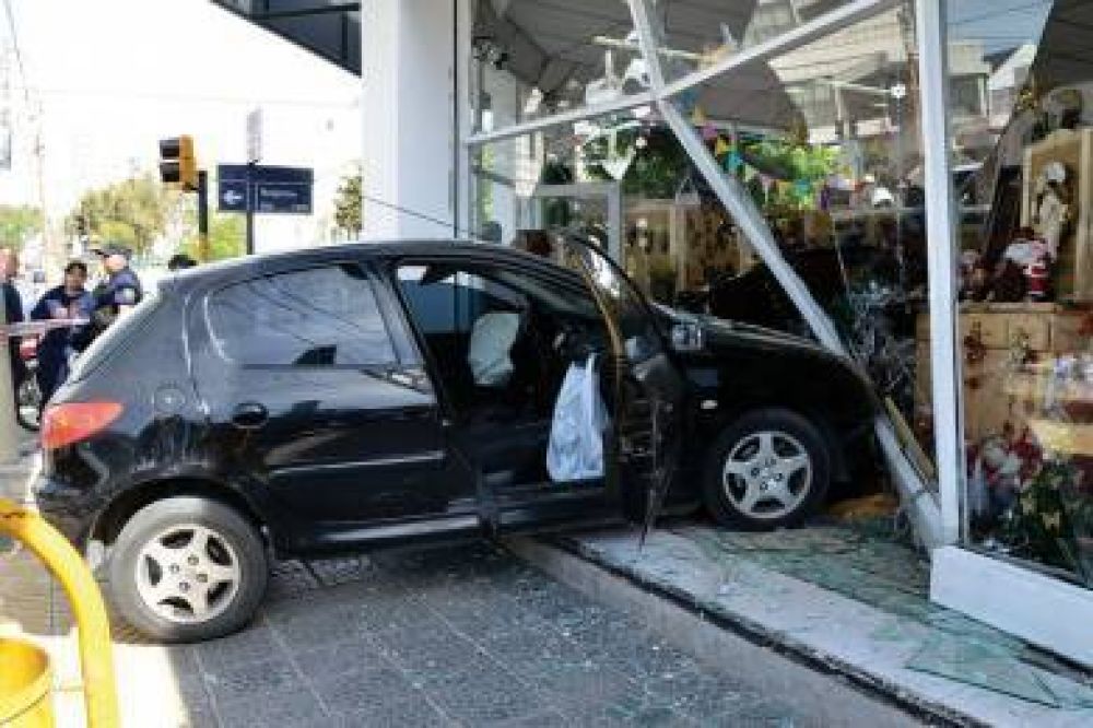 Un Peugeot 206 termin� en la vidriera de un local c�ntrico