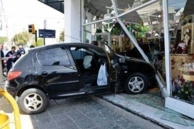 Un Peugeot 206 termin� en la vidriera de un local c�ntrico
