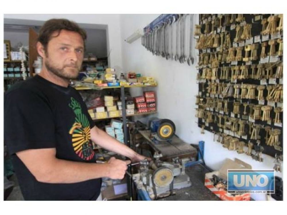 El cerrajero Javier Dziubonovski: �Hoy, el que no trabaja es porque no quiere trabajar�