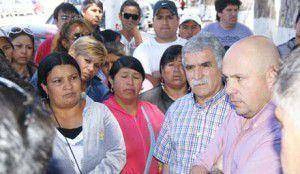 Sastre acompa�a a Rawson a los trabajadores de Alpesca