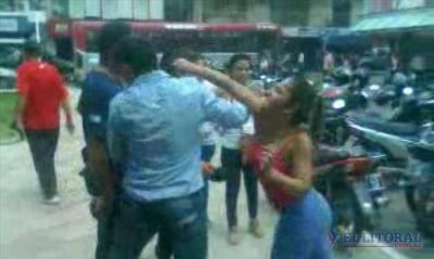 Disconforme con un fallo judicial, una mujer agredi� a su ex y rompi� parte de una moto