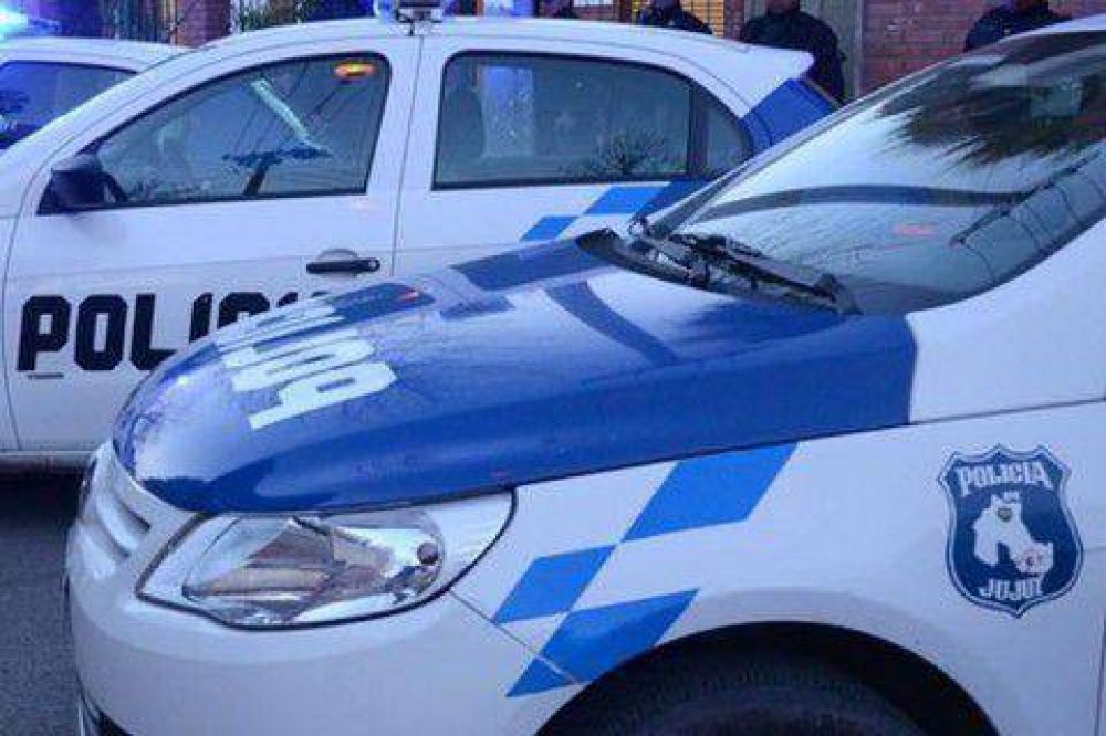 Pudo ser una tragedia: un colectivo que transportaba a integrantes de la Tupac Amaru revent� un neum�tico y choc�