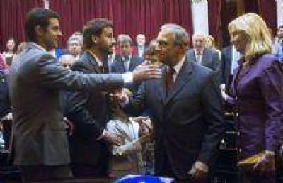 Amigos son los amigos: J. C. Romero y J. M. Urtubey juntos en la jura de Senadores