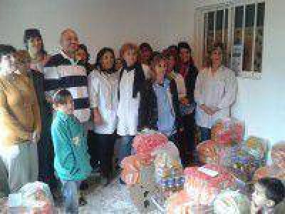 Entrega de zapatillas y mercader�a para escuelas e instituciones