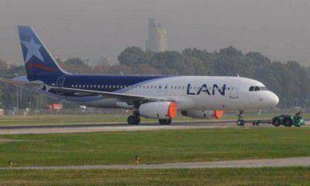 Se cancelaron vuelos de LAN por una medida de fuerza de azafatas