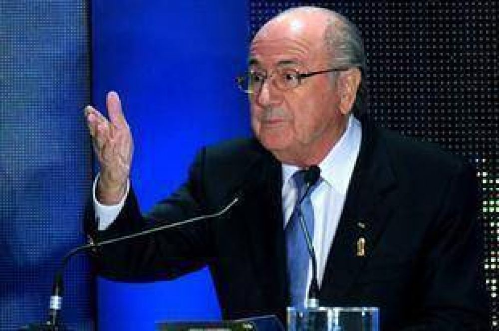 Tras el derrumbe, Blatter dijo sentir una "profunda tristeza" por los trabajadores que murieron