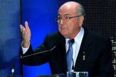 Tras el derrumbe, Blatter dijo sentir una "profunda tristeza" por los trabajadores que murieron
