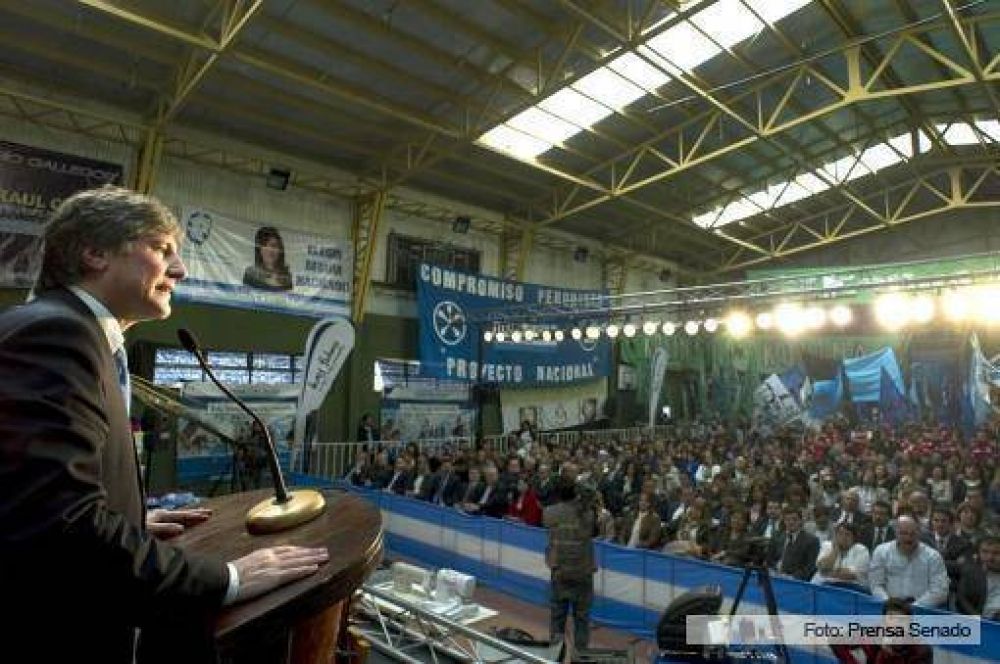 Boudou y Alicia Kirchner encabezaron la entrega de viviendas en Santa Cruz