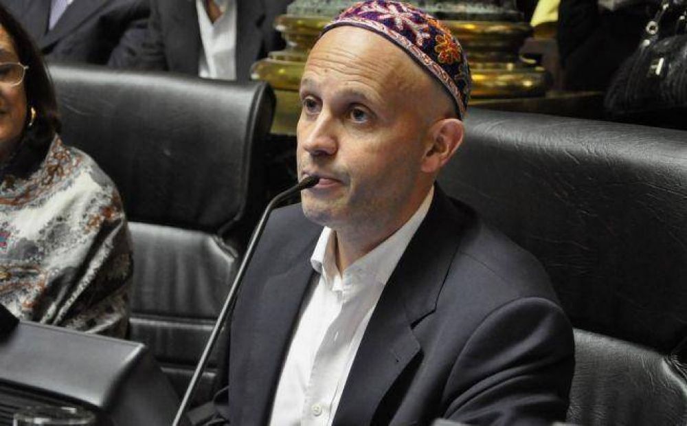 Legislatura: El rabino Bergman renunci� sin dejar una ley pero don� la pochoclera y una cascada para meditar