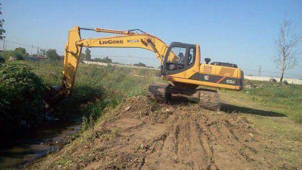 Limpian el canal de desag�e pluvial Bernab� Araoz