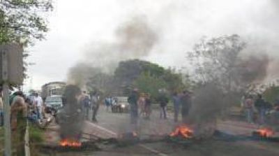 Los desocupados que no cuenta Alperovich sitiaron la provincia