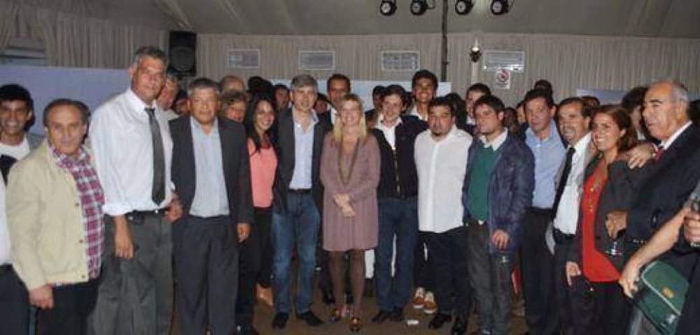 Concejales del Frente para la Victoria de San Mart�n junto a Scioli en La Plata