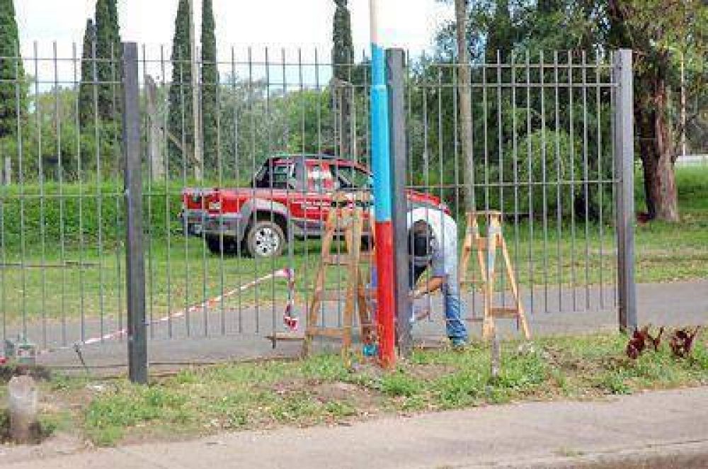 Avanza la colocaci�n de rejas en el Parque Municipal
