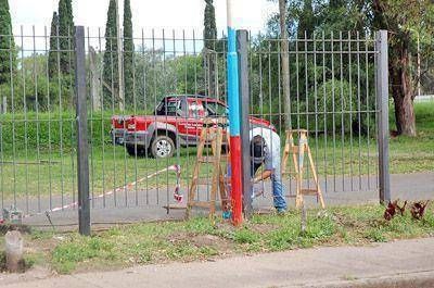 Avanza la colocaci�n de rejas en el Parque Municipal