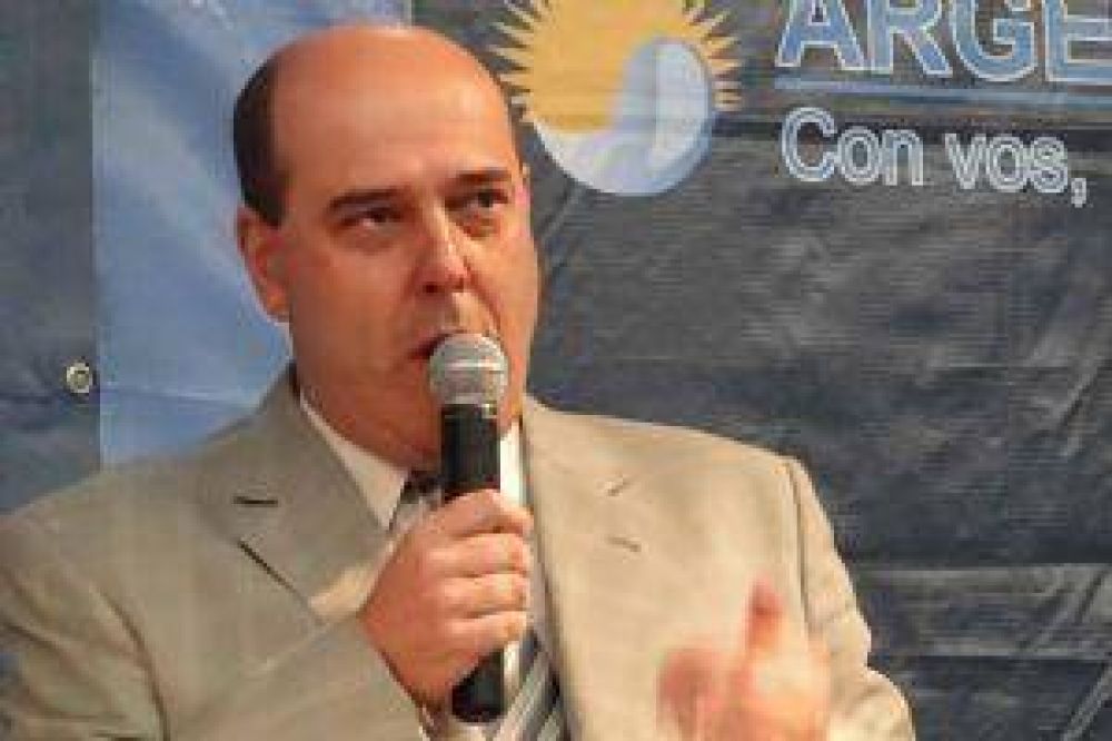 Traverso le peg� a Meoni por el Presupuesto