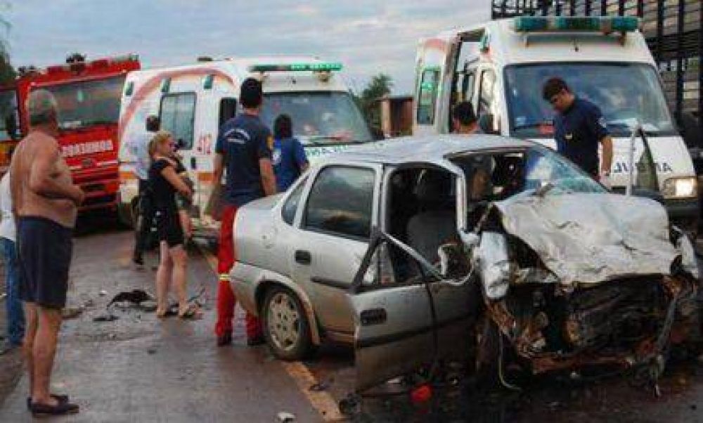 Un muerto y tres heridos en choque frontal en Candelaria