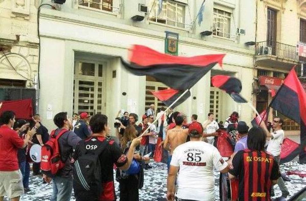 Hinchas de Col�n se manifestaron frente a la sede de AFA