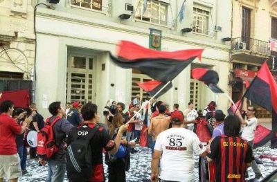 Hinchas de Col�n se manifestaron frente a la sede de AFA