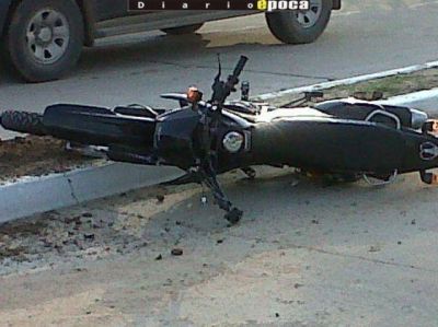J�venes en moto se estrellaron contra un poste de luz