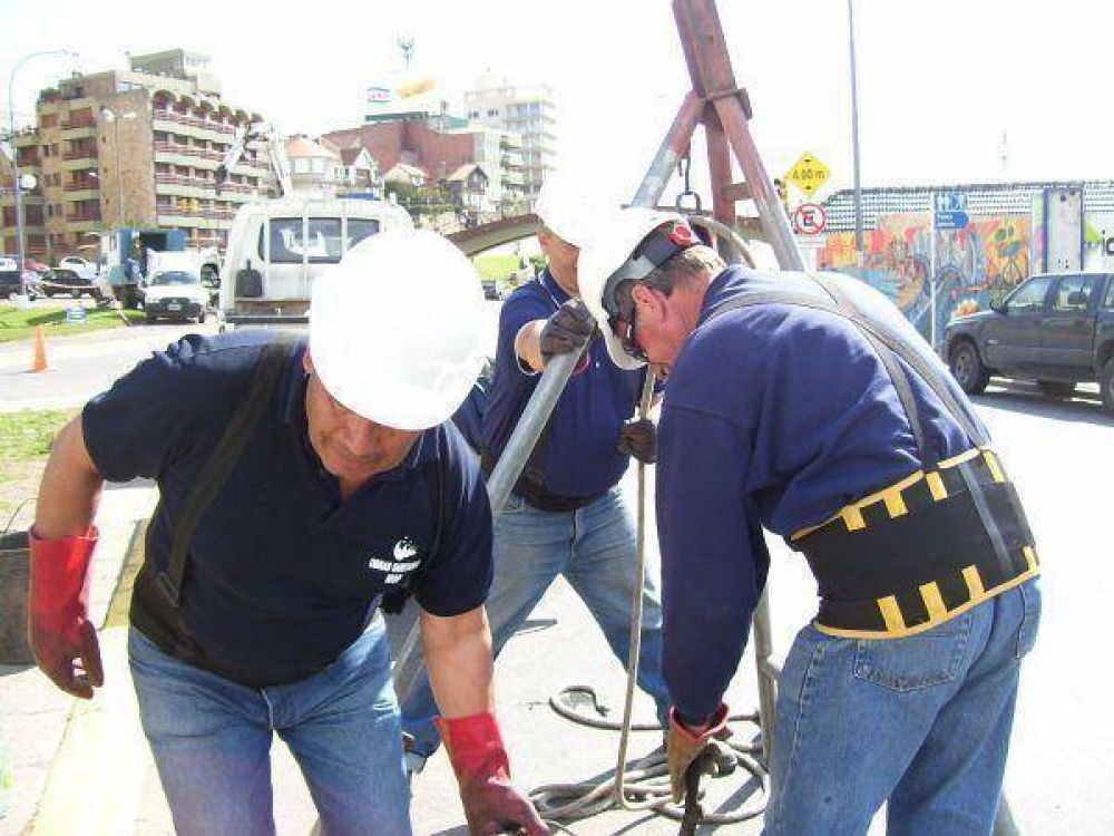 Reparan una ca�er�a de agua en Alvarado al 1200