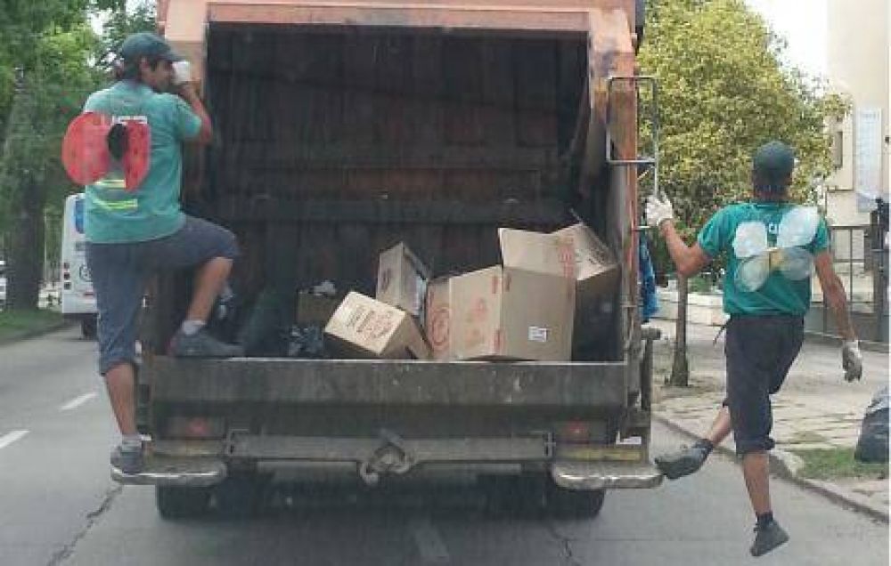 La historia de los dos basureros que trabajaron "con las alitas arriba"