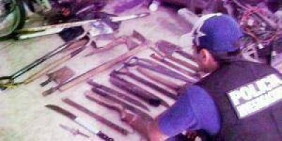 La Polic�a allan� varias viviendas, secuestr� armas blancas, proyectiles y droga
