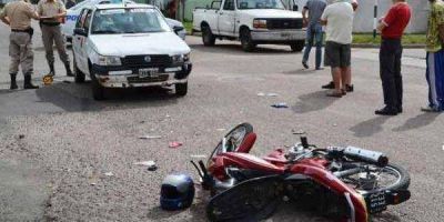 Una motociclista fue impactada por un remis