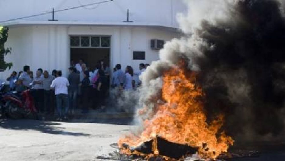 Empleados municipales reclaman por horas extras