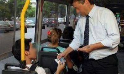 Denuncian a inspector de El Nene por bajar y abandonar a un menor